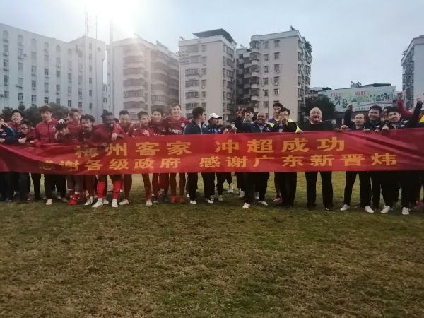 日前，由;巨石道恩;强森、;小贱贱瑞恩;雷诺兹、;神奇女侠盖尔;加朵主演的Netflix动作惊悚片《红色通缉令》发布全新剧照，;三强合体站在街头，势在必得的看向前方